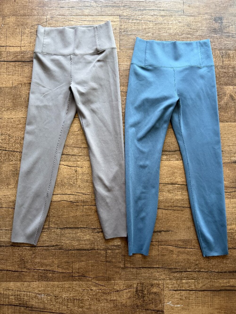 Lot of 2 Vuori Evolve Leggings in Pool Blue and Smoke, Size M